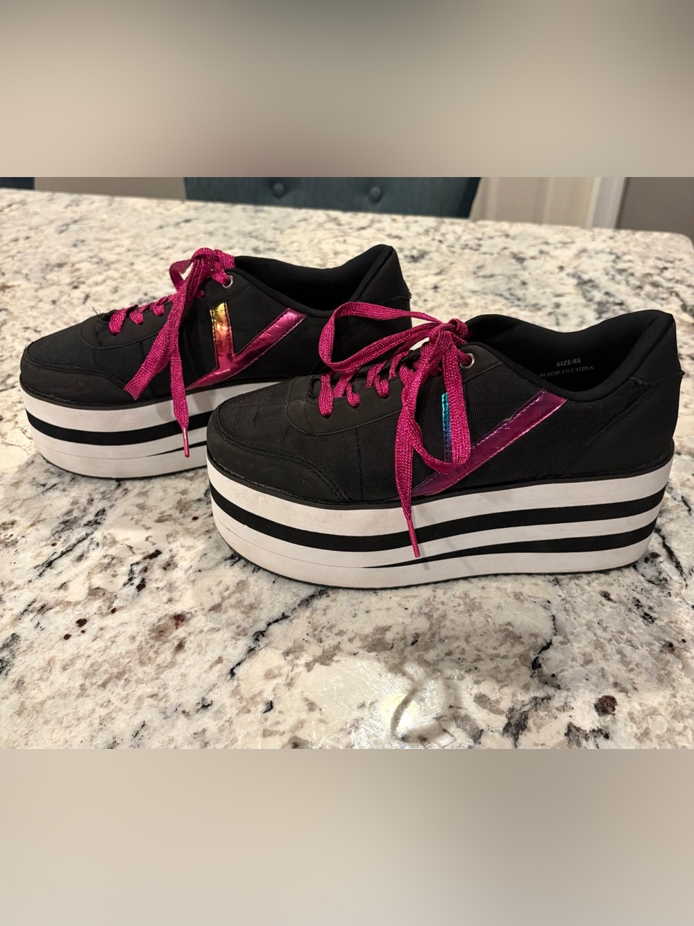 Women’s 8.5 Black YRU Platform Sneakers Metallic Pink Logo Hot Pink Laces Y2K